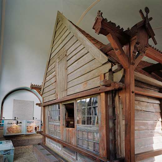 Interieur, buitenkant van het houten huis binnen het stenen huis - Zaandam - 20341837 - RCE