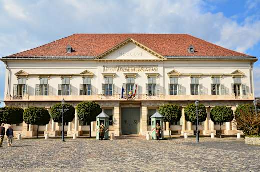 Sándor-palota napsütésben