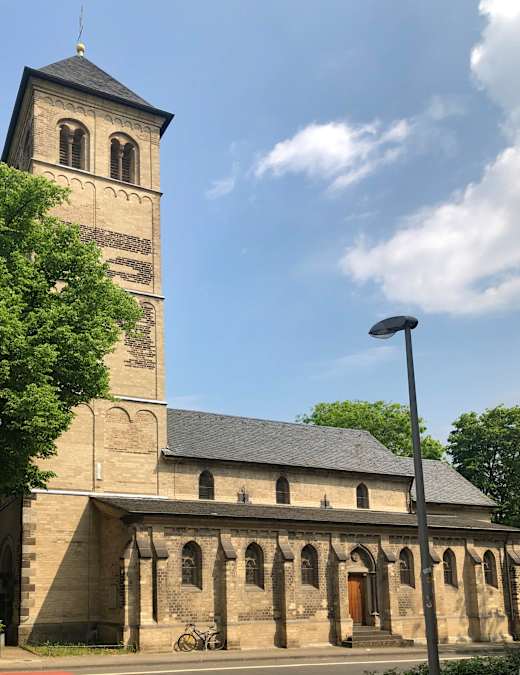 Alt St. Martin, Seite an der Bachstraße, Düsseldorf-Bilk (01)