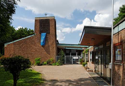 Thomaskirche in Duesseldorf-Reisholz, von Sueden