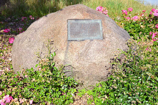 1958 von Anton Scholand entdeckter Urnenfriedhof in Misburg, Anderter Straße Hannover, Findling mit Informationstafel