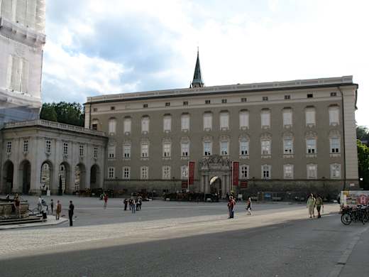 2046 - Salzburg - Residenzplatz - Residenz