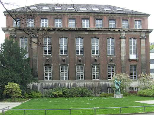 Kasinogarten mit Bellona Skulptur von Georg Kolbe