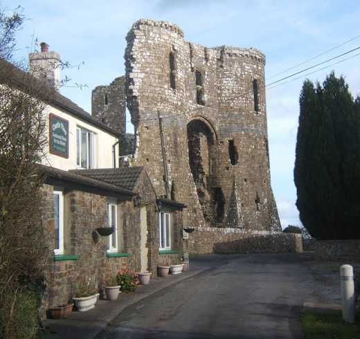 Approaching Llawhaden Castle from the village - geograph.org.uk - 1019890