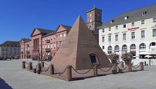 Marktplatz Karlsruhe - Pyramide - Rathaus 20220705 101753