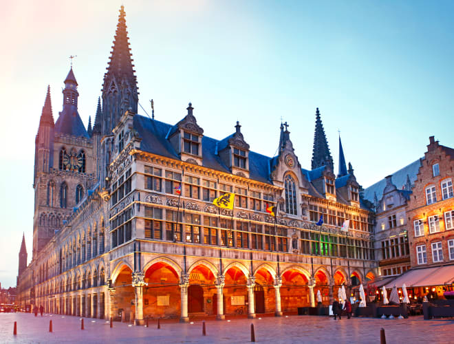 Ieper, Tuchhalle und Rathaus