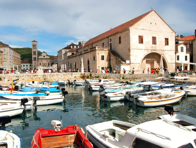 Insel Hvar, Kommunales Theater im Arsenal