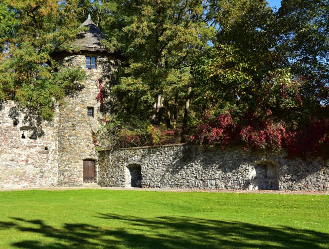 Lienz, Alter Stadtturm mit Stadtmauer
