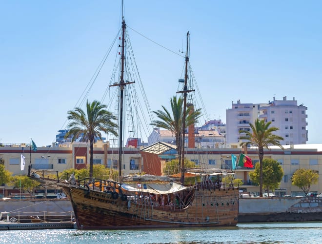 Portimão, Bootsfahrt mit der Karavelle Santa Bernarda