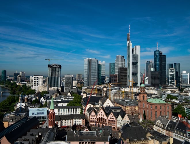 Blick auf die Frankfurter Skyline mit dem Römer und der Paulskirche im Vordergrund
