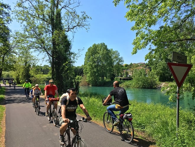 Radweg entlang des Flusses Mincio