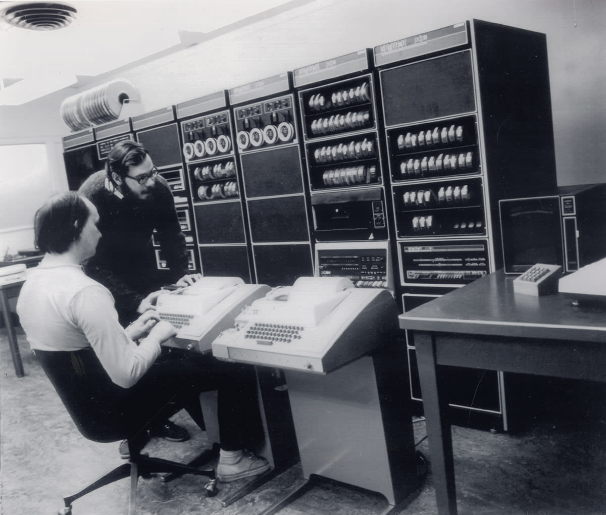 Оса комп. Мейнфреймы 1970. Bell Labs Unix. Первый компьютер. Самый первый компьютер.