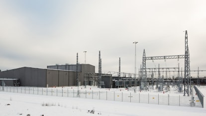 Vinterbild på en omriktarstation, tillhörande elledningen