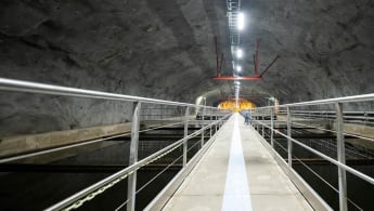 Bild på underjordisk tunnel med gångväg, Läppalaverket, Stockholm.