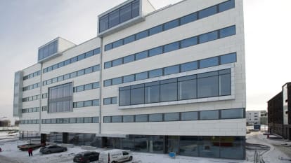 På en vit fasad med utbuktande fönsterelement.