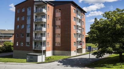 Bild på ett hus med röd tegelfasad och balkonger som ligger
