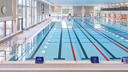 Bild på en simbassäng i det nybyggda Järfälla badhus.