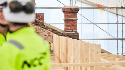 Närblick på träkonstruktion.