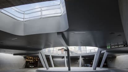 En underjordisk cirkulationsplats för ett centrumgarage. I taket finns en rund ljusöppning mot ännu en cirkulationsplats på gatunivå.