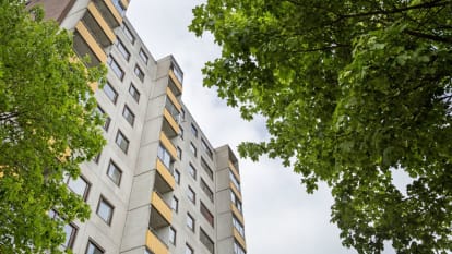 Bild på ett av Fittjas klassiska lägenhethus som ingår i renovering av miljonprogrammet, sedd nedifrån.