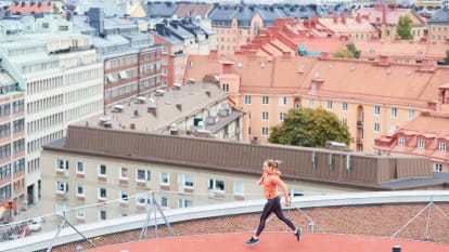Bild på en kvinna som springer löpspåret ovanför Torsplan 2.
