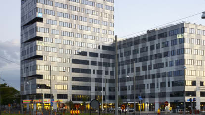 Kontorshuset Ullevigatan 17-19, med rutiga silverfärgade mönster på fasaden och en