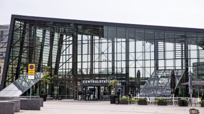 Bild på Malmö centralstations nya glashall, med lutande tak och en fasad gjord av just glas.