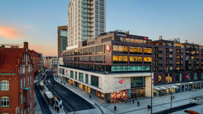 Överblick över Malmös stadsdel Triangeln, med gallerian i mitten som ändrar stil från vit stenfasad till brun fasad mellan andra och tredje våningen.