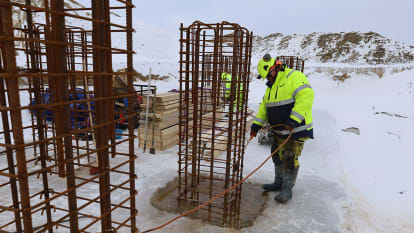 Gjutning av fundament pågår till nya kraftledningsnät.