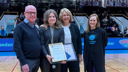 NCC:s projektchef Jaqueline Ewertzh utsågs i lördags efter en lång process med hundra nominerade till Årets Taus 2024 i Jämtland. Priset delades ut av Jämtlands landshövding Marita Ljung. På bilden syns från vänster; Christer Engnér, ordförande RF Sisu Jämtland Härjedalen, Jaqueline Ewertzh, projektchef NCC Building, Marita Ljung, landshövding Jämtland, och Caroline Hildahl, ordförande, Östersund Basket.