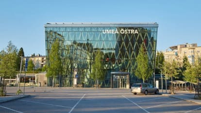 Umeå Östra Stations lutande glasfasad.