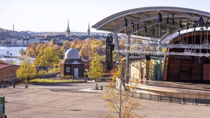 Vy över Skansen med Sollidenscenen, och Stockholm i bakgrunden.