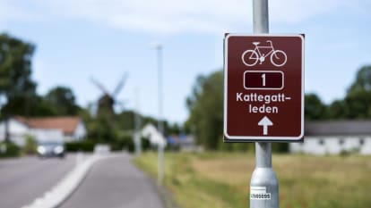 Fokusbild på en brunvägskylt som påbjuder cykelvägen Kattegattleden.