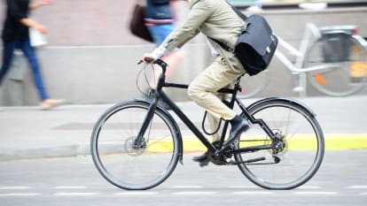 Man på cykel i stadstrafik.