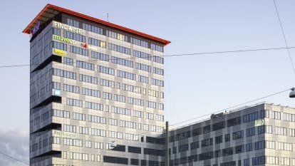 Kontorshuset Ullevigatan 17-19, med rutiga silverfärgade mönster på fasaden och en 