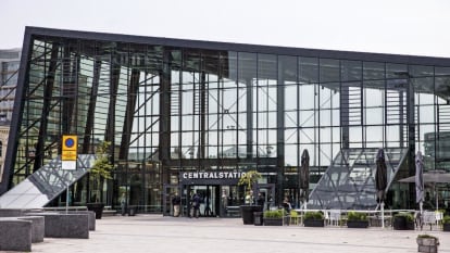 Bild på Malmö centralstations nya glashall, med lutande tak och en fasad gjord av just glas.