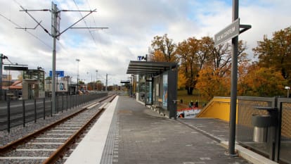 Tvärbanans hållplats Solna centrum, med dubbelspår och plattform på vardera sida.