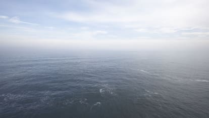 Flygfoto över det vida havet.