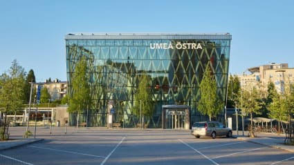 Umeå Östra Stations lutande glasfasad.