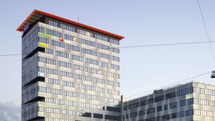 Kontorshuset Ullevigatan 17-19, med rutiga silverfärgade mönster på fasaden och en