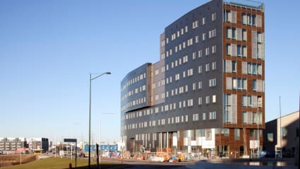 Bild på nya huset eXlent, med en något L-formad arkitektur och varierande bredd längs väggarna.
