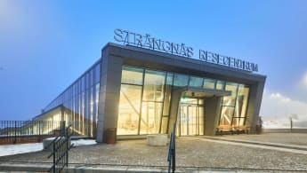 Ett tåg står på plattformen medan passagerare väntar på att dörrarna ska öppnas.