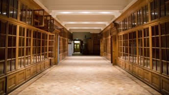 Bild på Stockholms centralstations kontorslokaler, med 1800-tals inredning i trä och andra vit-bruna inslag.