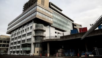 Det nya kontoret ovanpå Knutpunkten, med det översta "lagret" av arkitektur som skiljer sig väsentligt från det undre.