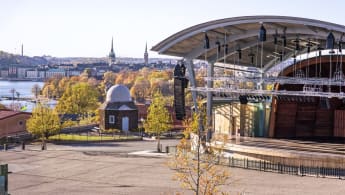 Vy över Skansen med Sollidenscenen, och Stockholm i bakgrunden.