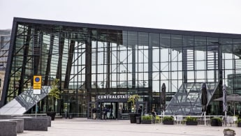 Bild på Malmö centralstations nya glashall, med lutande tak och en fasad gjord av just glas.