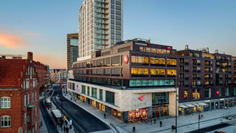 Överblick över Malmös stadsdel Triangeln, med gallerian i mitten som ändrar stil från vit stenfasad till brun fasad mellan andra och tredje våningen.