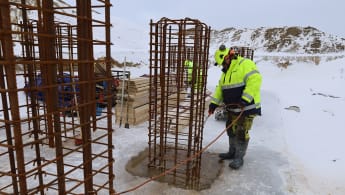 Bild vid linjemontage och fundamentgjutning.