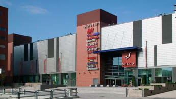 Shopping Centre Sello, consisting of a a facade made with silver and red plates.