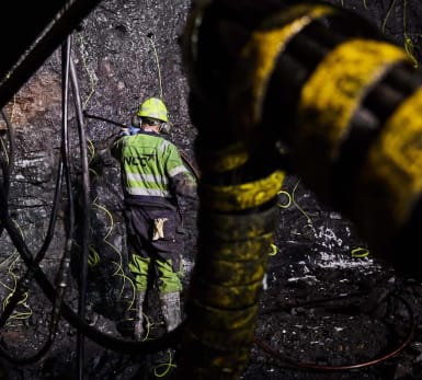 Arbete pågår djupt in i Färöarnas tunnel.